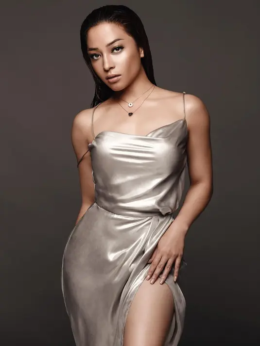 Opsi outfit untuk pesta malam lainnya, bisa pilih spaghetti strap satin dress warna silver yang elegan. [@nikitawillyofficial94]