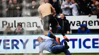 Video highlights seorang fan Newcastle yang terjatuh kala merayakan penyeimbang yang diciptakan Aleksandar Mitrovic.