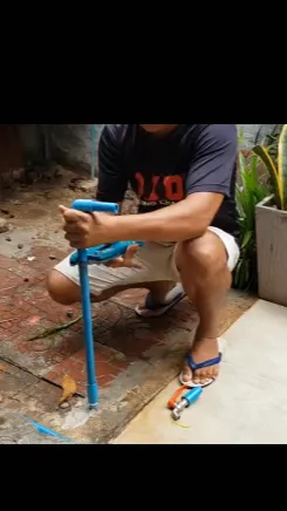 Selain itu potong pipa lainnya dengan menyisahkan 2 jengkal tangan.