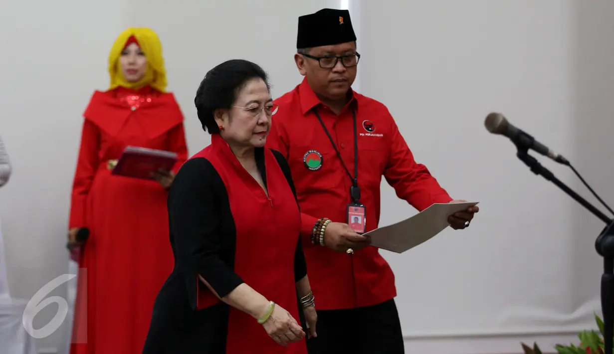 Ketum PDIP Megawati Soekarnoputri ‎menghadiri pelantikan pengurus pusat Baitul Muslimin Indonesia (Bamusi) periode 2016-2020 di DPP PDIP, Jakarta, Kamis (8/9). Turut hadir juga tokoh-tokoh PP Muhammadiyah serta Nahdlatul Ulama. (Liputan6.com/Johan Tallo)