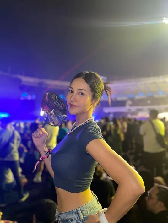Anya Geraldine tampil cantik dengan kaus biru navy yang kasual. Riasan wajah minimalis dengan gaya rambut yang dijepit membuat penampilannya terlihatb menawan, walau sederhana. [Foto: Instagram/anyageraldine]