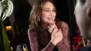 Luna Maya tampil memikat dalam gaun hitam fitted dengan detail sheer pada bagian lengan, memberikan sentuhan sensual yang elegan. Rambut pendeknya ditata sleek, sementara makeup natural glowing semakin menonjolkan aura effortless beauty.