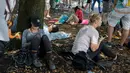 Dua peserta duduk di bawah pohon saat mengkuti Festival Pokemon Go di Giant Park, Chicago, Sabtu (22/7). Sebagai kompensasi, Niantic menawarkan Pakecoin senilai 100 dolar AS dan pengembalian harga tiket penuh untuk para peserta. (AP/Erin Hooley)