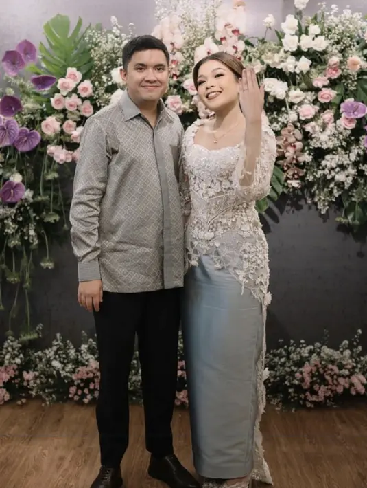 Pada kesempatan ini, keduanya tampil kompak dengan dominasi baju bernuansa putih dan biru keabu-abuan. [Foto: Instagram/ Oza Rangkuti]