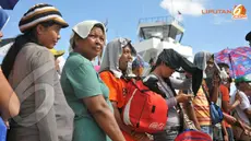 Beberapa warga Tacloban saat menunggu giliran naik ke pesawat Hercules C-130 untuk diungsikan ke Bandara Cebu, Filipina (Liputan6.com/Fahrizal Lubis)