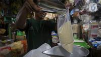 Menurut pedagang kenaikan gula ini masih cenderung wajar karena harganya masih tidak sedrastis bahan pangan lain seperti cabai maupun bawang. (Liputan6.com/Angga Yuniar)