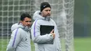 Pelatih Tottenham Hotspur, Mauricio Pochettino melihat para pemainnya berlatih jelang menghadapi Manchester City pada leg pertama babak perempatfinal Liga Champions di London, Inggris (8/4). (AFP Photo/Glyn Kirk)