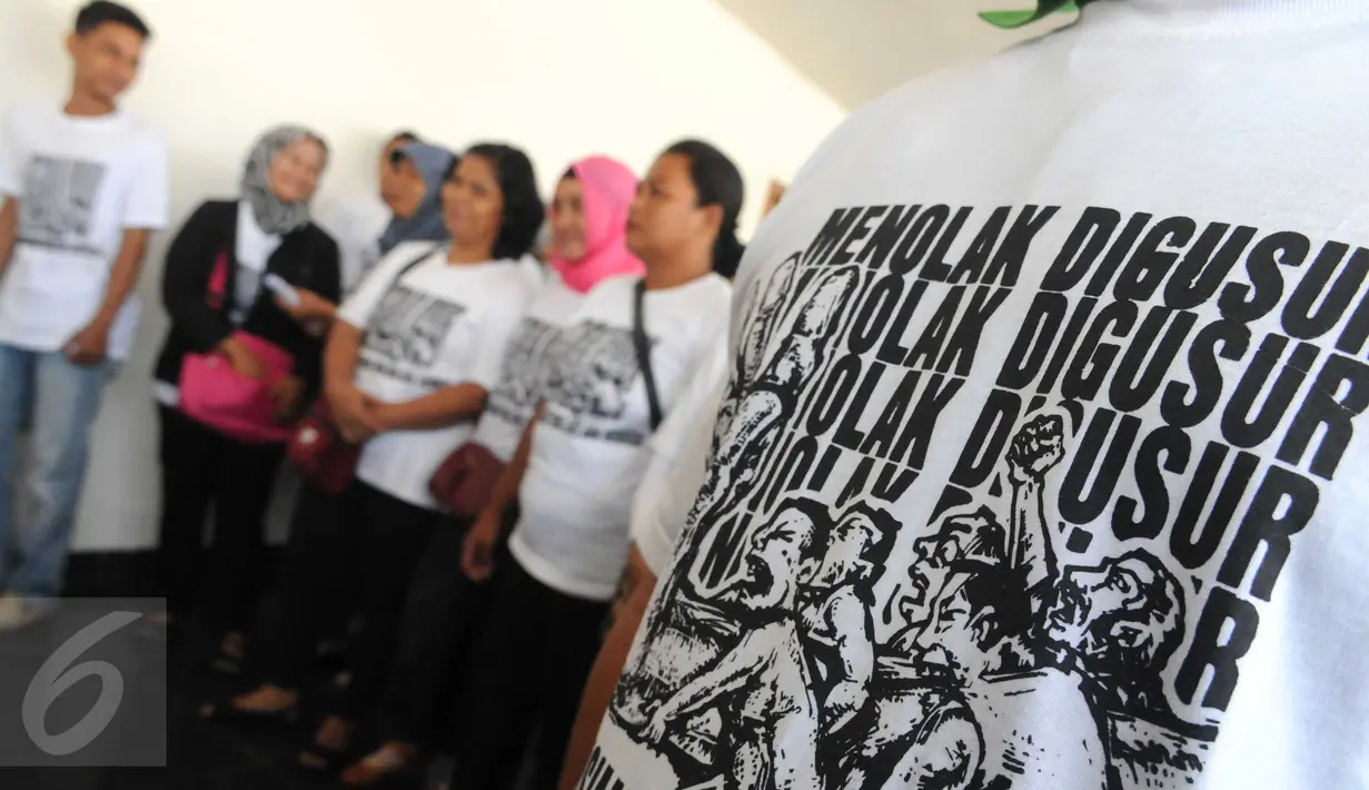 Warga Bukit Duri menunggu di depan ruang sidang, mereka mengenakan kaos warna putih bertuliskan ‘Save Bukit Duri-Kali Ciliwung’ dan ‘Menolak Digusur’, PN Jakarta Pusat, (7/6). (Liputan6.com/Helmi Afandi)