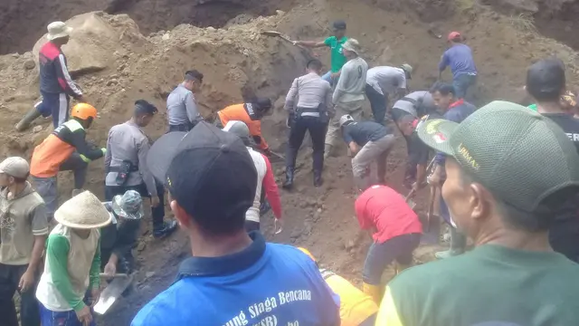 Ratusan warga dan tim SAR gabungan mencari keberadaan korban tertimbun di tambang tanah Wonosobo. (Foto: Liputan6.com/Polres Wonosobo/Muhamad Ridlo)