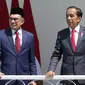Presiden Joko Widodo (kanan) bersama Perdana Menteri Malaysia Anwar Ibrahim berbincang di veranda Istana Kepresidenan Bogor, Jawa Barat, Senin (9/1/2023). Jokowi dan PM Anwar Ibrahim akan melalukan pertemuan tatap muka dan bilateral. (AP Photo/Achmad Ibrahim)