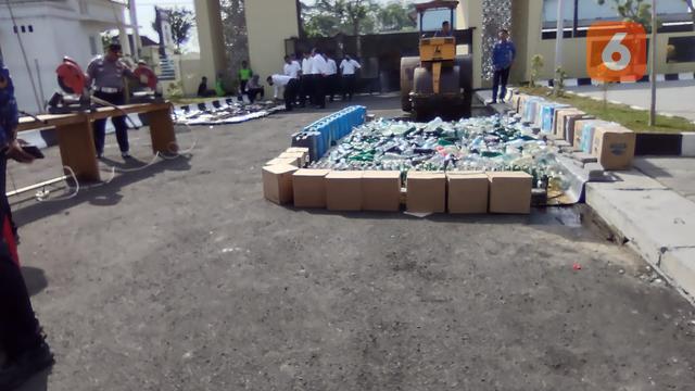 Puluhan Liter Ciu dan Minuman Keras Bermerek Dimusnahkan di Halaman Mapolda Sukoharjo