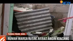 Atap rumah ambruk lantaran dihantam sebuah pohon yang tumbang akibat terjangan angin puting beliung.