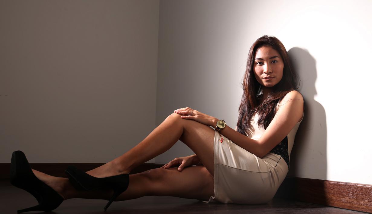 Fisioterapi PBR, Adinda Pricilla (Cia) adalah wanita pertama yang terjun sebagai fisioterapi untuk klub sepak bola profesional Indonesia,  hadir sebagai icon Sport Seleb di Bola.com (10/12/2015). (Bola.com/Nicklas Hanoatubun)