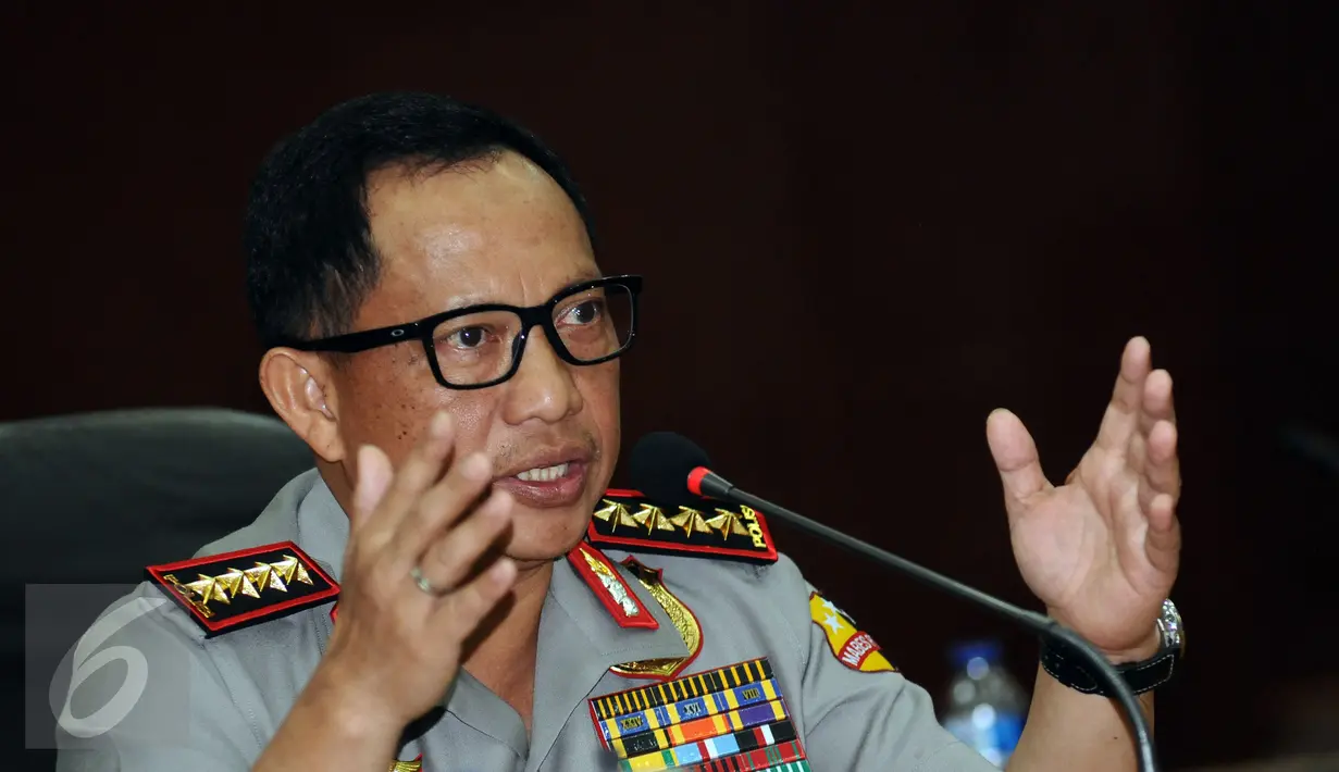 Kapolri Jenderal Tito Karnavian menjawab pertanyaan terkait penetapan Basuki Tjahaja Purnama (Ahok) sebagai tersangka kasus penistaan agama di Jakarta, Rabu (16/11). Ahok ditetapkan tersangka usai gelar perkara, (15/11). (Liputan6.com/Helmi Fithriansyah) 
