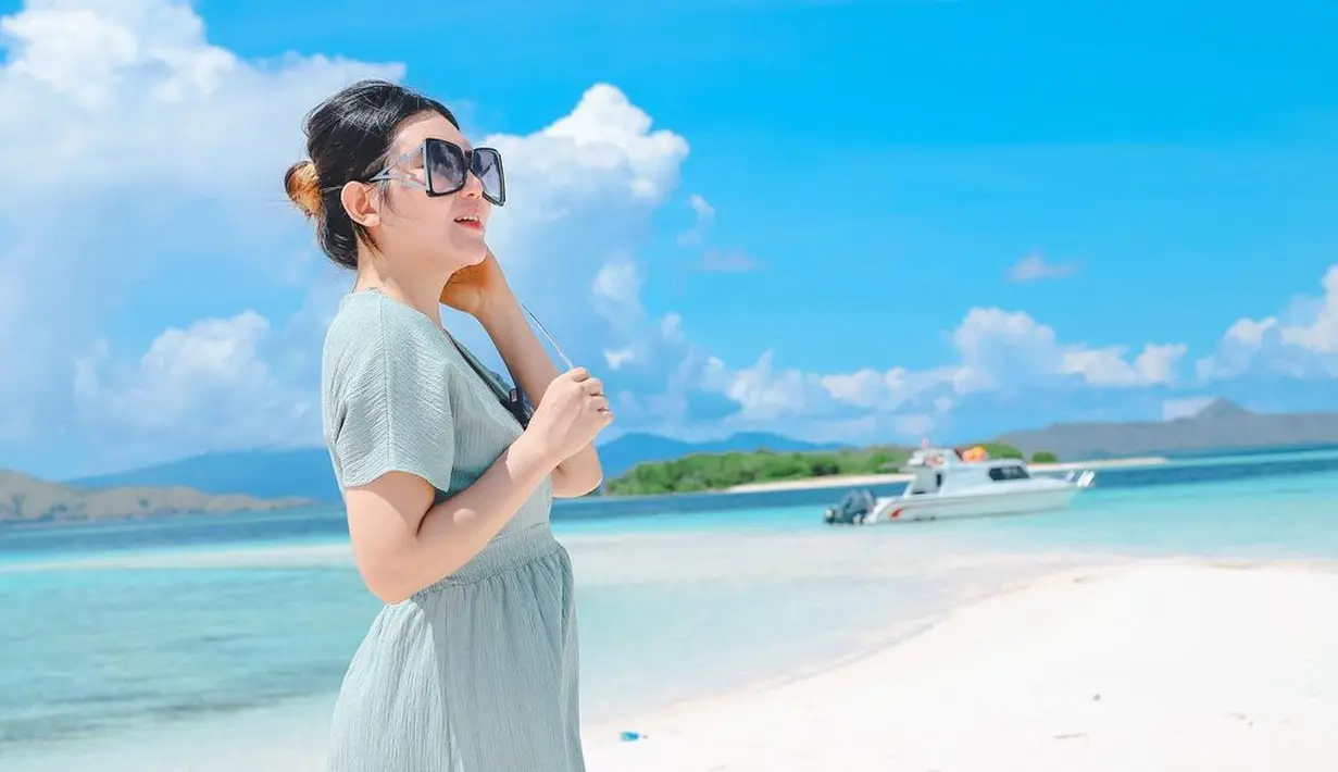 Via Vallen adalah pribadi yang minimalis, sehingga kerap mengenakan dress dengan ragam warna yang memiliki nuansa loose pada tampilan. (Foto: Instagram/ Via Vallen)