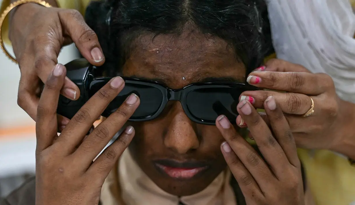 Penggunaan teknologi AI pada kacamata ini untuk menangkap informasi visual dari lingkungan sekitar, kemudian mengolahnya menjadi informasi yang dapat dipahami oleh para disabilitas netra. (NOAH SEELAM/AFP)
