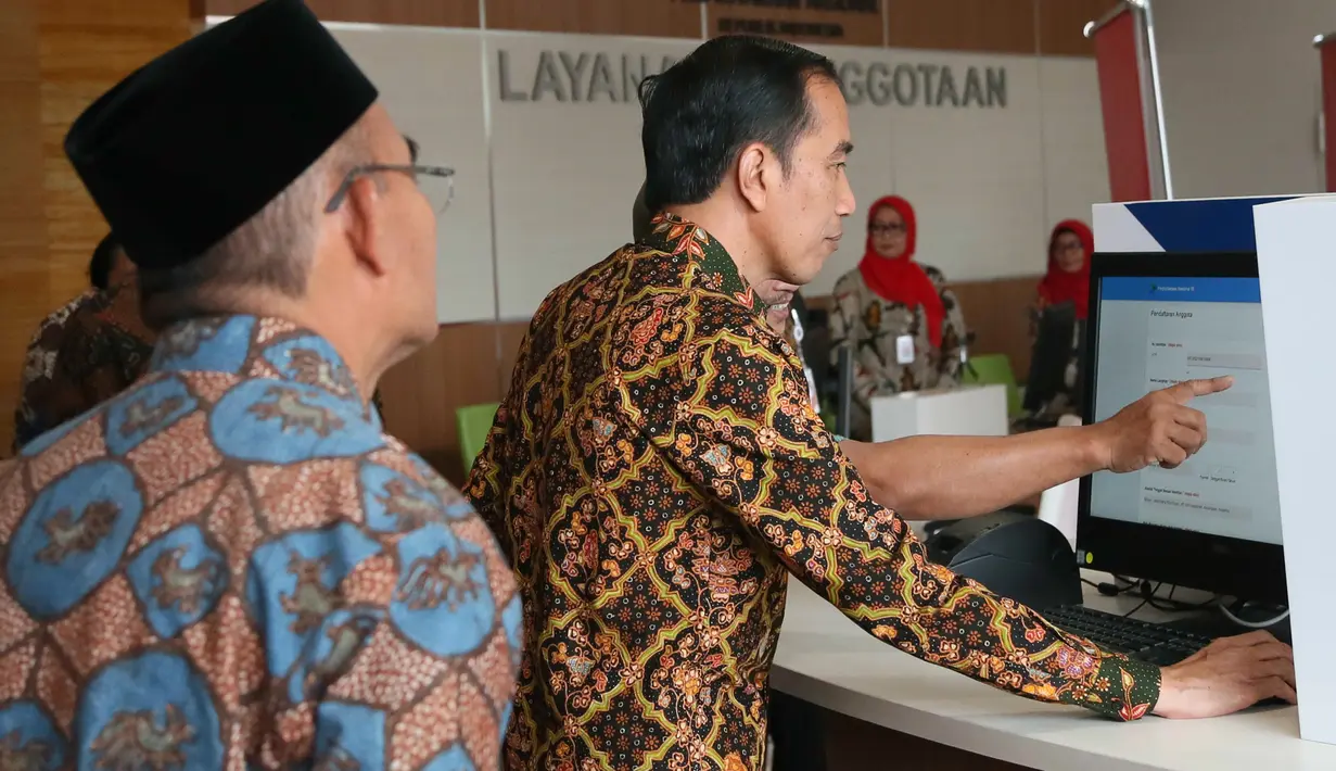 Presiden Jokowi saat mendaftarkan diri menjadi anggota perpustakaan usai peresmian gedung baru Perpustakaan Nasional di Jakarta, Kamis (14/9). Gedung dengan 27 lantai itu merupakan gedung perpustakaan tertinggi di dunia. (POOL/Kompas/Wisnu Widiantoro)