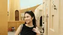 Pesona Azizah Salsha pakai dress panjang hitam tanpa lengan yang simpel namun chic. [Foto: Instagram/azizahsalsha_]