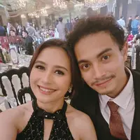 Prilly Latuconsina hadir bersama kekasihnya, Omara. Prilly pun tampil cantik dibalut long dress hitam halteneck blink-blink. Omara pun terlihat rapi dengan setelan jas hitam lengkap mengenakan dasi dan kemeja putih. [@prillylatuconsina96]