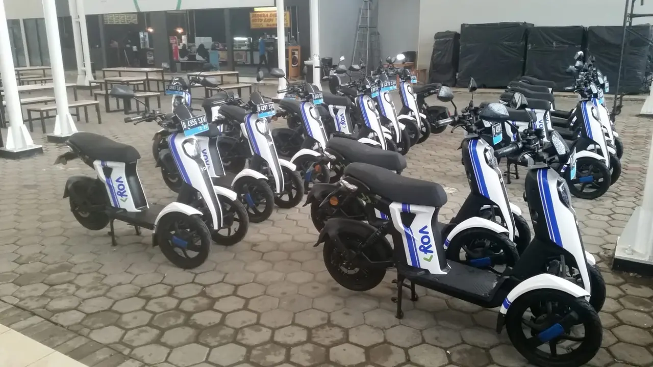 Salah satu program dalam mengurangi emisi gas karbon di bandara AP II adalah melalui penggunaan berbagai transportasi berbasis listrik.