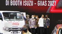 Presiden Jokowi saat menyambangi booth Isuzu di GIIAS 2021. (ist)