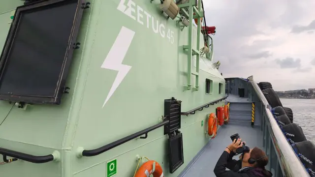 Seorang jurnalis mengabadikan suasana di atas kapal tunda listrik saat mengikuti kunjungan media internasional di Teluk Tuzla, Istanbul, Turki, Selasa (13/10/2026).