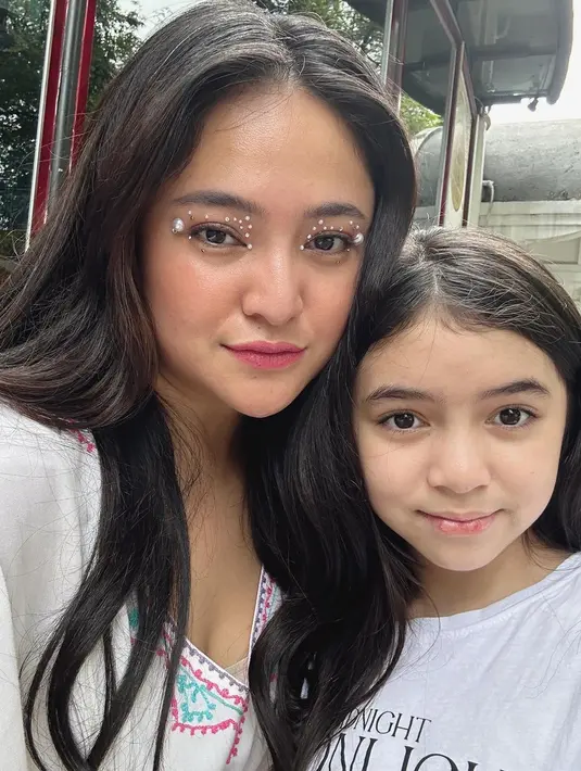 Sienna tampil cantik dengan Marshanda. Berfoto selfie bersebelahan menampilkan Marshanda dalam eye makeup unik dan warna bibir, serta perona pipi merah muda yang natural, sedangkan Sienna ayu dengan bare facenya. Foto: Instagram.