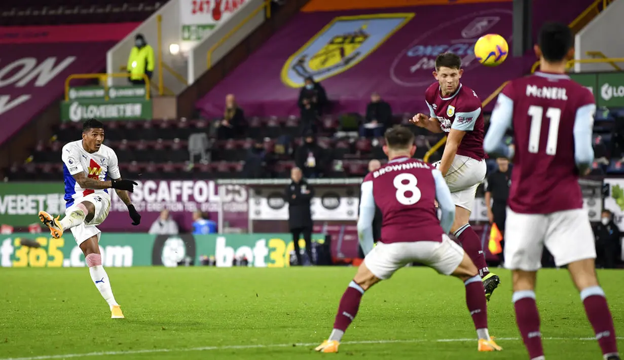 Pemain Crystal Palace Patrick van Aanholt (kiri) menendang bola saat menghadapi Burnley pada pertandingan Liga Premier Inggris di Stadion Turf Moor, Burnley, Inggris, Senin (23/11/2020). Burnley menang dengan skor 1-0.  (Michael Regan/Pool via AP)