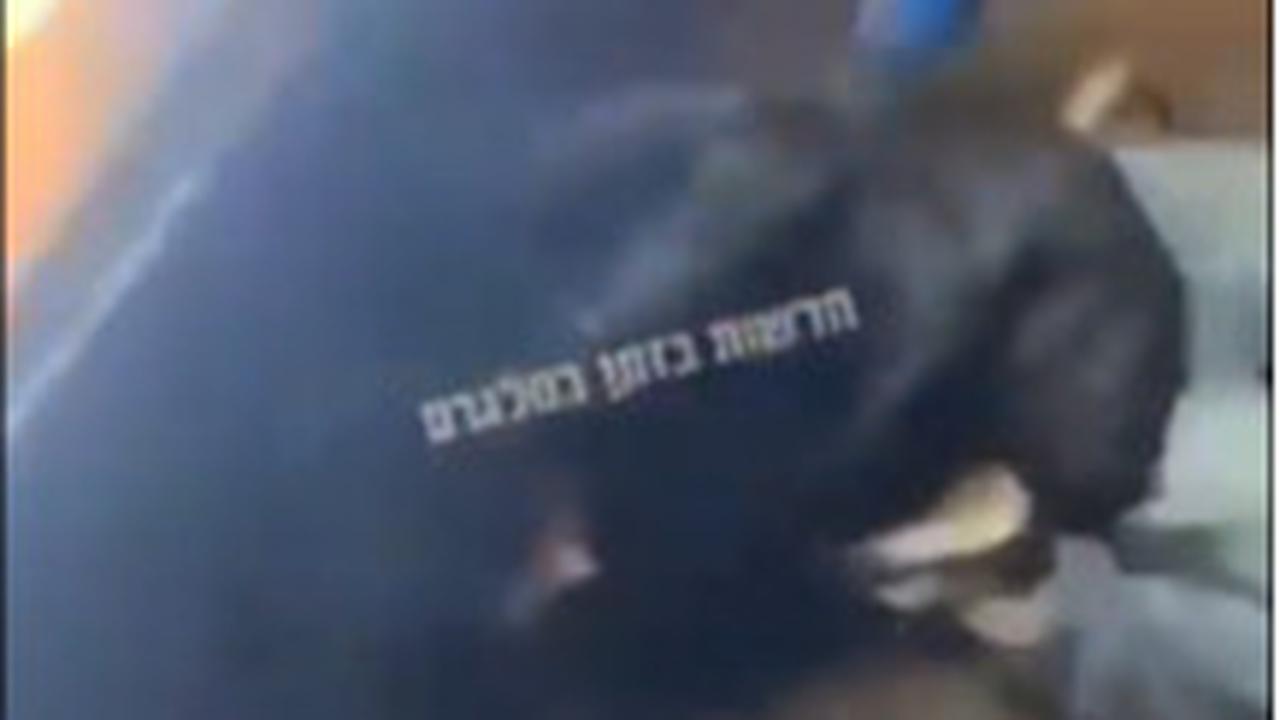 Suporter Ajax Amsterdam Hajar Fans Klub Israel Maccabi Tel Aviv Akibat Ejek Anak-anak Gaza dan Robek Bendera Palestina