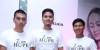 Sebagai bentuk kepeduliannya terhadap penderita kanker, Rayi, Asta, dan Nino yang tergabung dalam grup RAN menjadi salah satu pengisi sountrack film 'I Am Hope'. (Andy Masela/Bintang.com)
