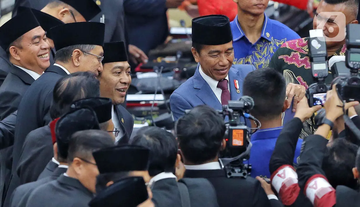 Presiden RI, Joko Widodo berswafoto bersama komedian yang anggota Dewan Perwakilan Daerah (DPD) RI dari Provinsi Jawa Barat, Alfiansyah atau Komeng usai rapat paripurna pelantikan anggota DPR Republik Indonesia terpilih periode 2024-2029 di Gedung Nusantara, Kompleks Parlemen, Senayan, Jakarta, Selasa (1/10/2024). (Liputan6.com/Angga Yuniar)