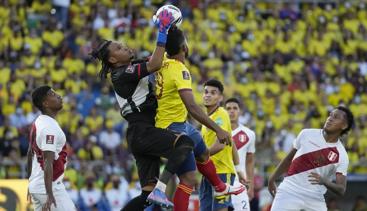 Kiper Peru Pedro Gallese menangkap bola saat bersaing dengan penyerang Kolombia Miguel Angel Borja pada lanjutan fase grup kualifikasi Piala Dunia 2022 zona Amerika Selatan, di Estadio Metropolitano Roberto Meléndez, Sabtu (29/1/2022) dini hari WIB. Peru menang 1-0. (AP Photo/Fernando Vergara)