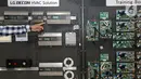 Instruktur menjelaskan komponen elektronik kepada peserta didik di LG Air Conditioning (AC) Academy usai diresmikan di Jakarta, Kamis (16/09/2021). Menempati ruang seluas 226 meter persegi, LG AC Academy menjadi pusat pelatihan bagi tenaga ahli AC LG di Indonesia. (Liputan6.com/Fery Pradolo)