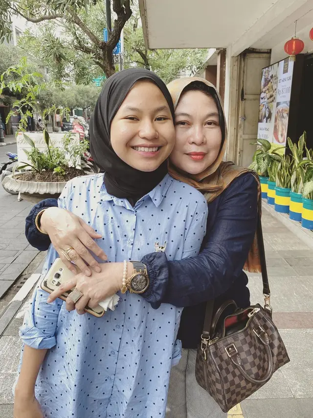 6 Potret Hada Layalia Adik Perempuan Adly Fairuz, Curi Perhatian