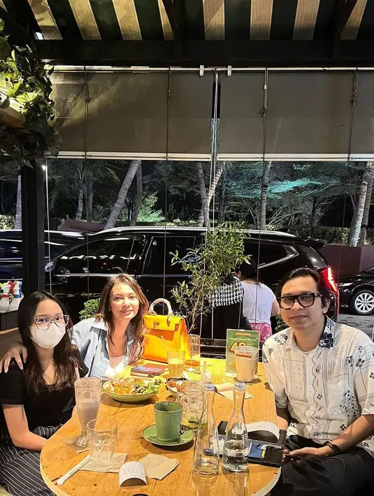 Masayu Anastasia mengaku masih merasakan trauma akibat kegagalan rumah tangganya dengan Lembu Wiworo Jati. Setelah cerai tahun 2016 silam, Masayu masih menjalin hubungan baik hingga sekarang. [Instagram/masayuanastasia]