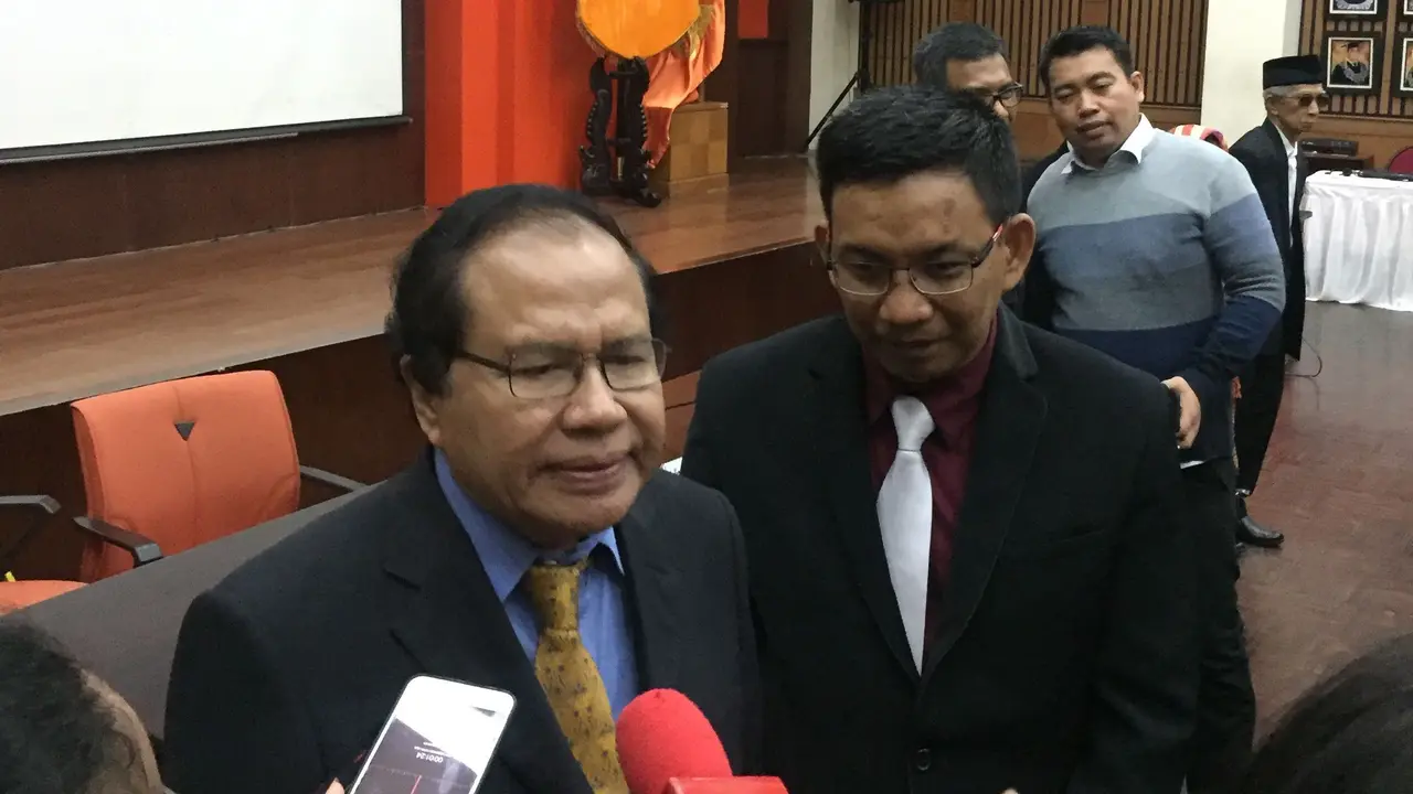 Ekonom senior dan mantan Menteri Koordinator Bidang Kemaritiman Rizal Ramli menjadi menguji dalam sidang promosi Doktor Jauchar Barlian.