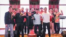 Perwakilan pemain Persija Jakarta (ki-ka), Rizky Ridho, Andritany Ardhiyasa, Riko Simanjuntak, Muhammad Zhahabi Gholy, dan pelatih Carlos Pena berfoto bersama pada acara perayaan Hari Ulang Tahun Persija ke-96 di Trinity Tower, Jakarta, Kamis (28/11/2024). (Bola.com/Abdul Aziz)