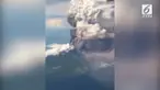 Gunung Manam erupsi dan mengeluaran kepulan asap tebal. Gunung manam adalah salah satu gunung berapi aktif di Papua Nugini.