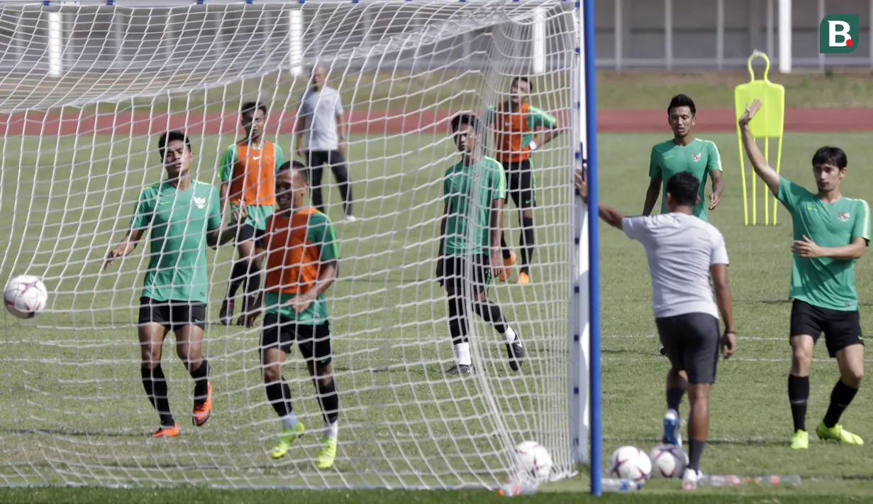 Para pemain Timnas Indonesia saat latihan di Stadion Madya Senayan, Jakarta, Selasa (22/11). Latihan ini persiapan jelang laga Piala AFF 2018 menghadapi Filipina. (Bola.com/Yoppy Renato)