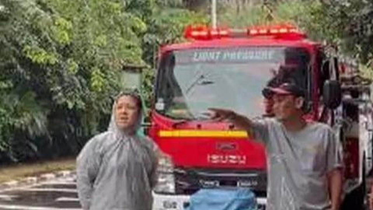 Tina Toon terlihat tanpa ragu-ragu meninjau langsung lokasi banjir.<br>