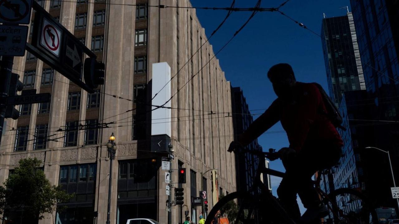 Pengguna sepeda melintas di depan markas platform sosial media X yang sebelumnya dikenal sebagai Twitter, di pusat kota San Francisco, California, AS.