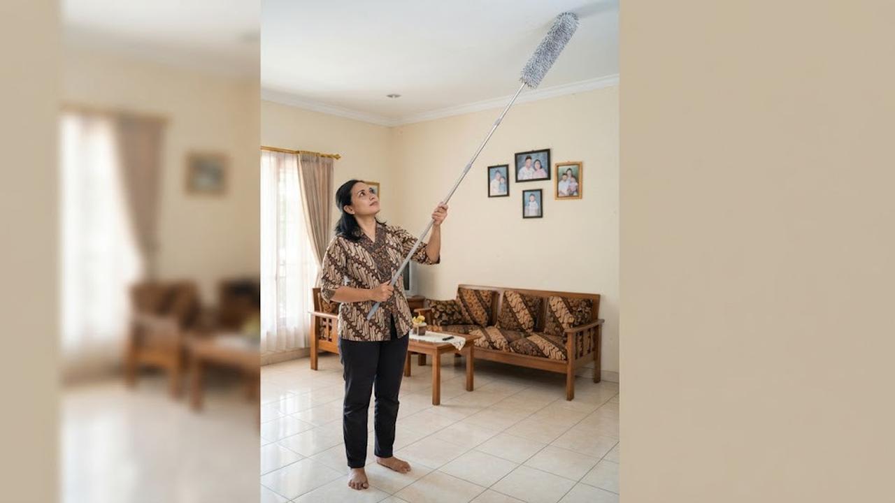 Cara membersihkan plafon tanpa tangga dengan tidak merusak permukaannya