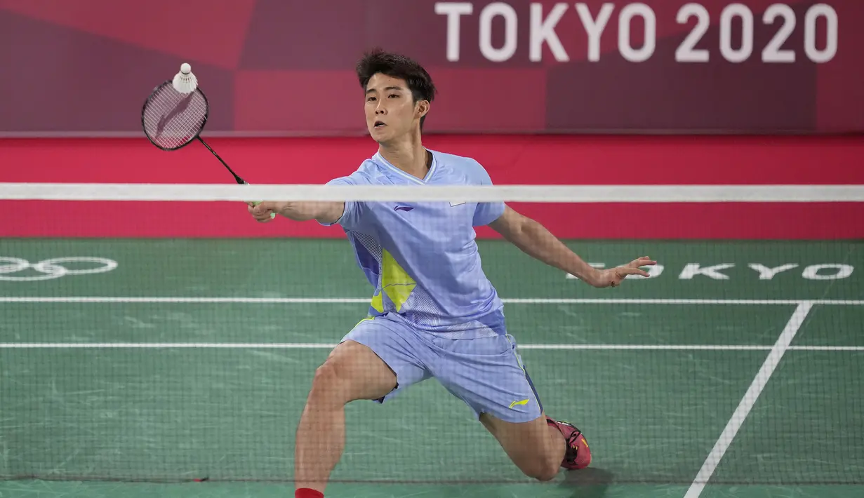Skor kedua pemain terus bergerak dengan jarak yang dekat. Loh Kean Yew berhasil tampil di luar dugaan dengan berhasil samakan kedudukan bahkan salip satu angka dari Jonatan Christie. Namun akhirnya gim pertama dimenangkan oleh Jojo hingga yus dengan skor 22-20. (Foto: AP/Dita Alangkara)