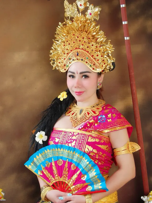 7 Pemotretan Femmy Permatasari dan Suami dengan Baju Adat Bali Ini Menawan