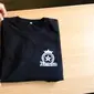 Berikut cara melipat kaus dalam 2 detik (Hacks World)