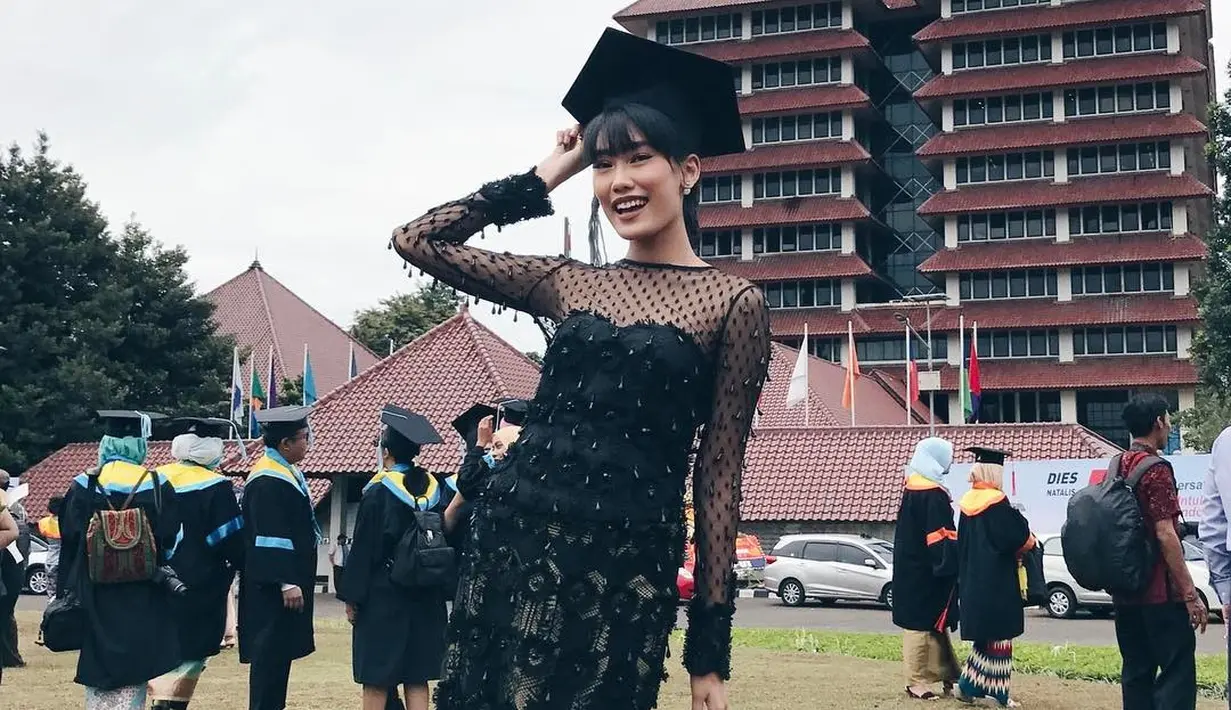 Mencari inspirasi kebaya wisuda warna hitam? Penampilan Alika Islamadina kali ini bisa kamu sontek. Alika terlihat mengenakan kebaya modern dan rok motif bernuansa emas dan hitam. [@alikaislamadina]