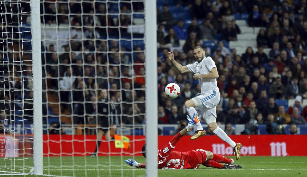 Pemain Real Madrid, Karim Benzema (atas) mengecoh kiper Leganes, Nereo Champagne pada perempat final Copa del Rey di Santiago Bernabeu stadium, Madrid, (24/1/2018). Leganes menang 2-1. (AP/Francisco Seco)