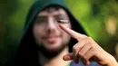 Jangkrik berkala naik pada jari Benjamin Verschell di rumahnya di Takoma Park, Maryland, Amerika Serikat, 20 Mei 2021. Miliaran jangkrik Brood X bermunculan di AS bagian timur dan beberapa negara bagian Midwestern setelah hidup di bawah tanah selama 17 tahun. (Chip Somodevilla/Getty Images/AFP)