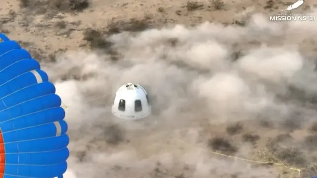 Roket Blue Origin menyelesaikan perjalanan ke tepi luar angkasa dan kembali ke bumi dengan selamat.  (Handout / BLUE ORIGIN / AFP)