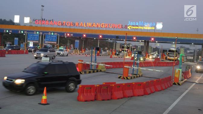 Sejumlah mobil memasuki gerbang tol Kalikangkung, Semarang, Minggu (9/6/2019). Arus balik satu jalur diberlakukan dari tol jatingaleh untuk mengurangi penumpukan, arus balik yang terjadi puncaknya sabtu malam di tol Kalikangkung. (Liputan6.com/Gholib)